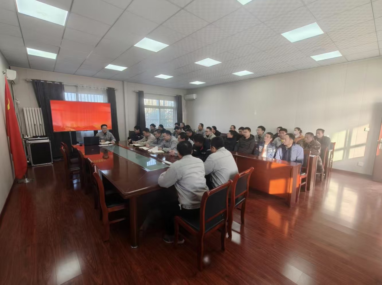 【理論宣講】鑫巖公司開展“做新時代合格黨員，為黨旗增光添彩”主題宣講活動